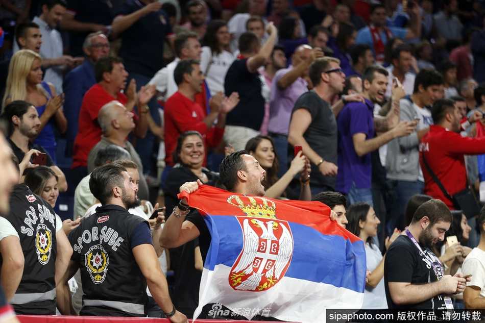 卢西奇高高跃起完成空中接力，队友在场边纷纷起立为之喝彩