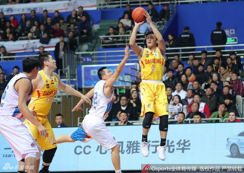 残阵同曦客场掀翻上海,帕戈首秀送妙传郭一飞成关键先生 终场哨响,同曦球员们紧紧相拥,脸上洋溢着难以抑制的喜悦,这是他们队史首次战胜上海,这一刻属于勇敢的南京同曦。