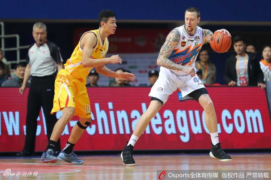残阵同曦客场掀翻上海,帕戈首秀送妙传郭一飞成关键先生 弗雷戴特面对严防强行出手三分,皮球还未离手,他的眼神中已流露出一丝无奈,本场比赛他的手感如同上海队的局势一样冰凉。