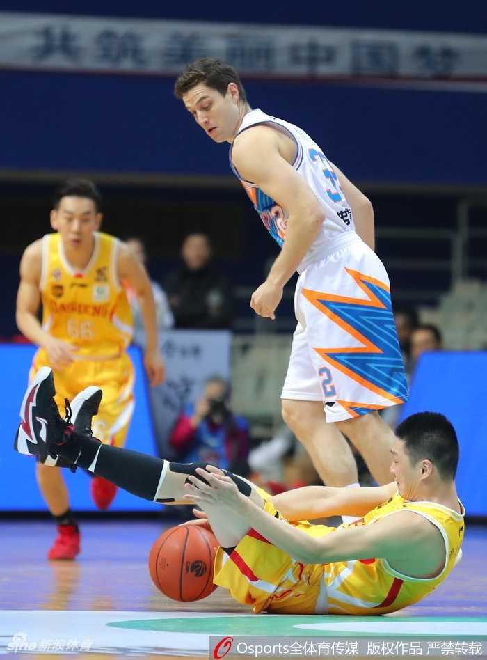 残阵同曦客场掀翻上海,帕戈首秀送妙传郭一飞成关键先生 郭一飞在三人包夹之下强行上篮,身体在空中失去平衡,但他依然用柔和的手感将球抛出,裁判的哨声也随之响起,又是一次2加1。