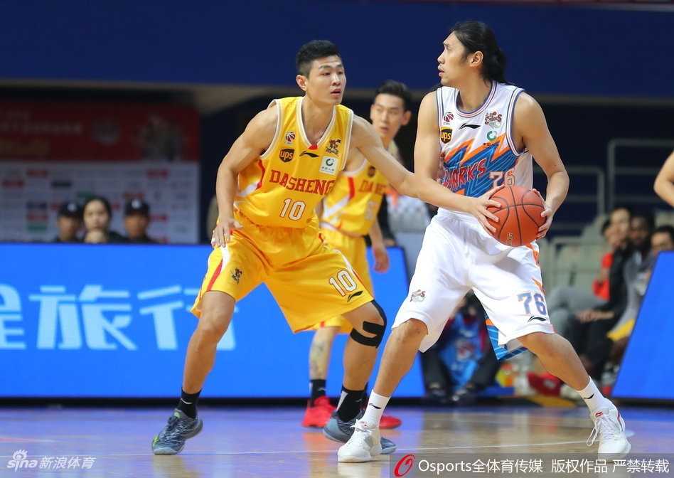 残阵同曦客场掀翻上海,帕戈首秀送妙传郭一飞成关键先生 希克森在张兆旭的头顶生生将球补进篮筐,整个身体挂在篮筐上,展现出了无与伦比的统治力,让上海主场鸦雀无声。