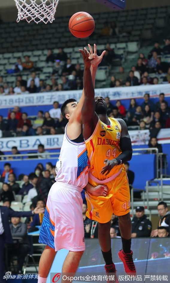 残阵同曦客场掀翻上海,帕戈首秀送妙传郭一飞成关键先生 帕戈面对防守球员的贴身紧逼,眼神犀利,一个背后运球晃开空间,正准备将球传给空切的队友,他的首秀表现堪称完美。