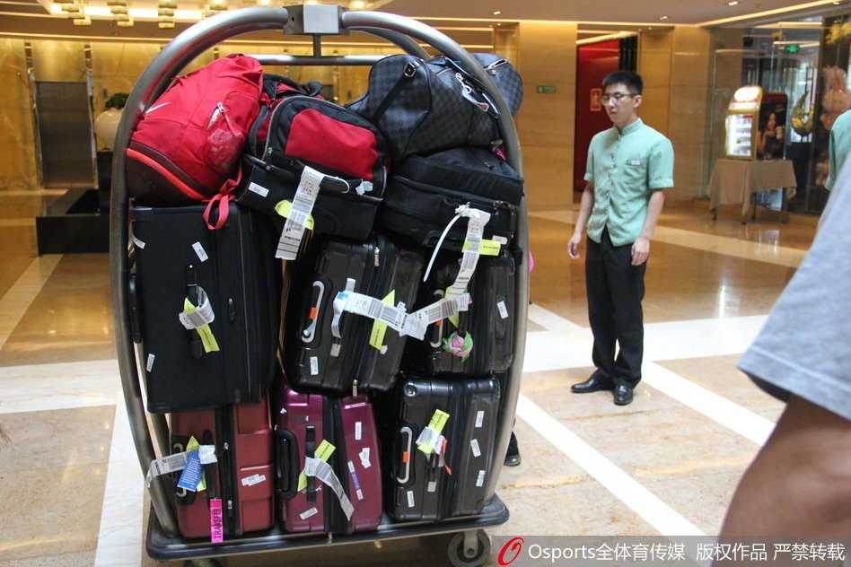 球馆内的灯光下，琼斯凝神静气，手腕轻压，橘红色的篮球在空中画出完美的弧线，直奔篮筐而去。