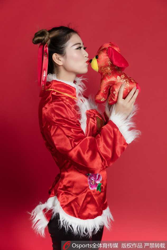 两位宝贝亲密依偎，一人手持大红扇，一人轻摇手绢，满屏的喜庆红色与可爱表情，完美诠释了“闺蜜装”迎新春的欢乐氛围。