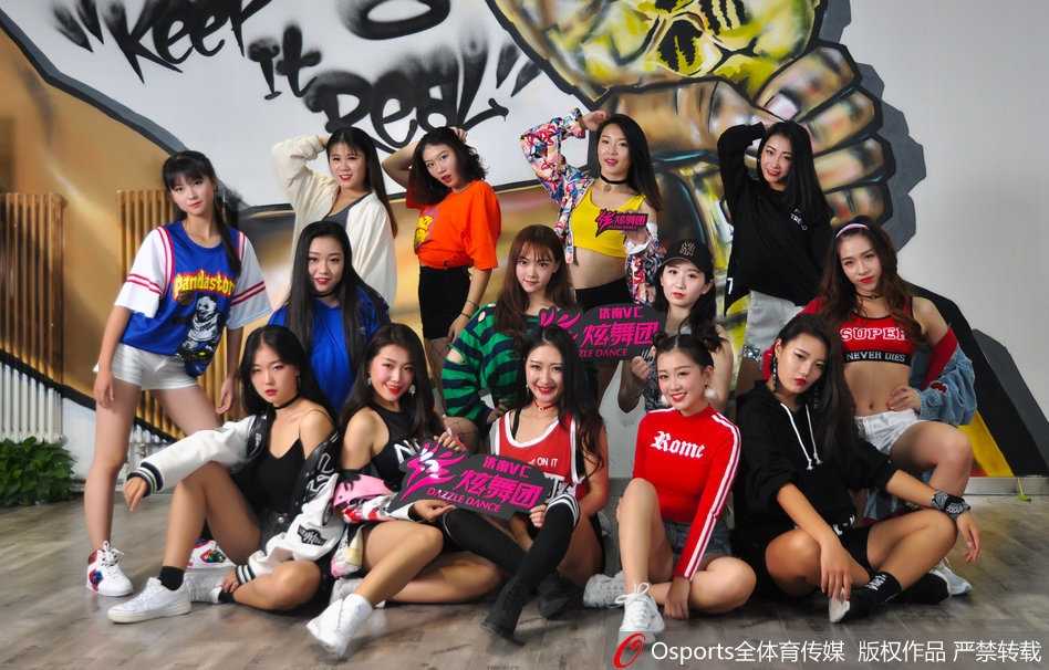 水灵大眼闪耀齐鲁赛场,山东篮球宝贝舞动青春活力 身穿亮黄色表演服的啦啦队员在场地中央定格,飞扬的马尾辫和舒展的身姿,仿佛在用身体语言诉说着青春的无限可能。