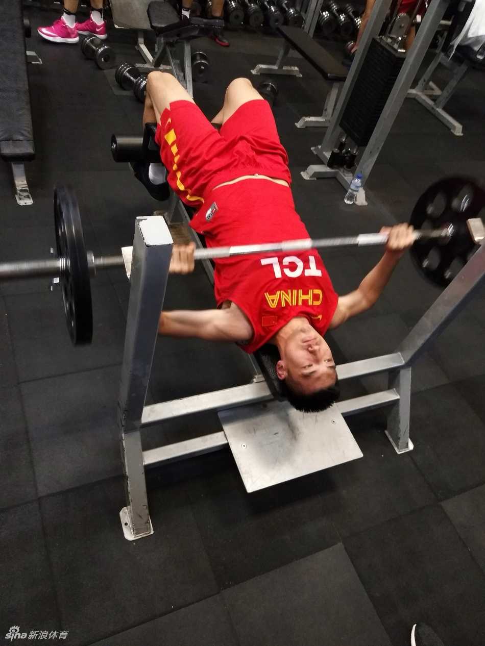 训练结束后，刘晓宇、周鹏等队员踩健身单车放松，表情轻松愉悦，通过有氧运动积极调整身体状态，汗水湿透衣背却充满活力。