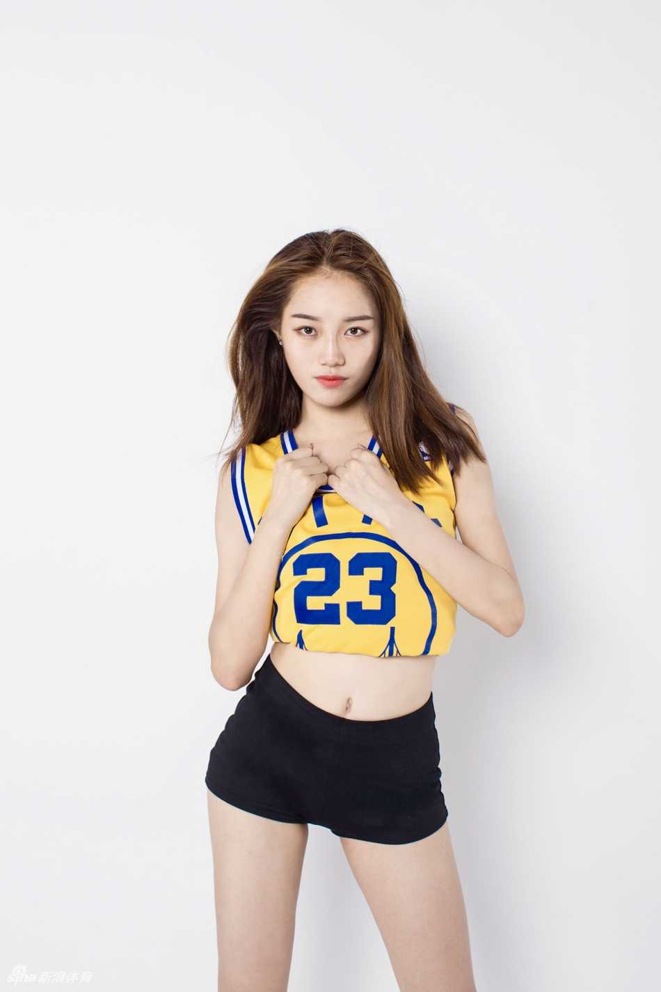 江慧:滑板上的啦啦队精灵,男篮联赛的活力风景 赛场边的江慧轻轻回眸,眼神清澈带着一丝好奇,仿佛在问观众:你在想什么?