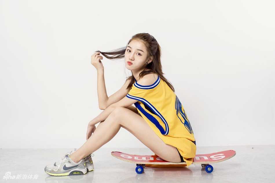 江慧:滑板上的啦啦队精灵,男篮联赛的活力风景 江慧抱着滑板坐在台阶上,歪着头露出俏皮的笑容,纤细的小腿随意搭着,可爱又随性