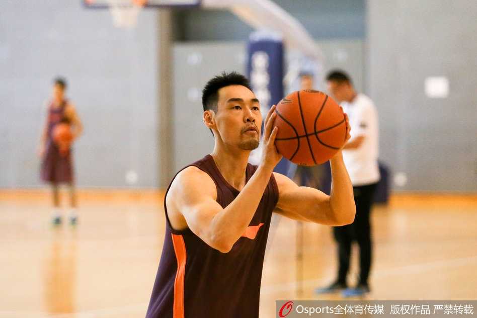 浙江队的吴前在投篮出手瞬间，身体在空中有轻微的扭动，这是为了在高速跑动后寻找平衡的下意识反应，但他的视线始终死死锁定篮筐，展现出射手强大的专注力。