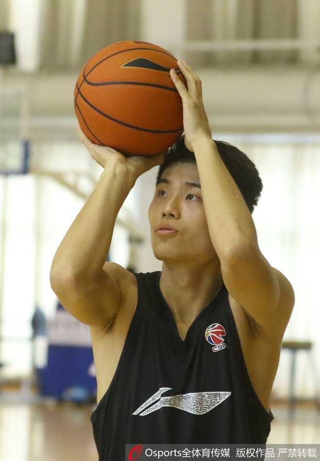 北京队王骁辉的出手显得有些仓促，身体还没完全跳起，球已经快要出手，这是体能极点到来时常见的动作变形，他的表情也因此显得有些凝重。