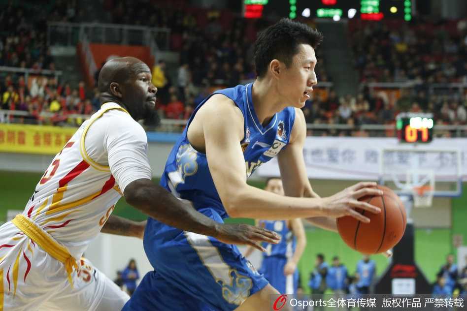 同曦老将唐正东在内线策应，面对旧主，他的动作依然扎实稳健，用经验为年轻队友创造机会。