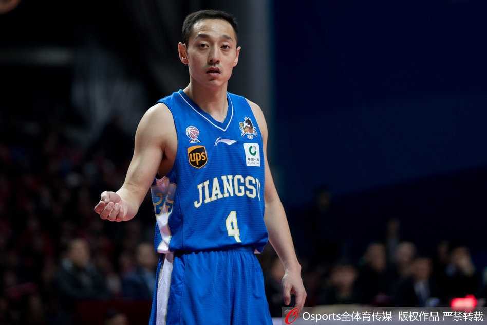 伊朗名将巴赫拉米试图突破，他压低重心，篮球在指尖灵动旋转，但面前是肯帝亚球员构筑的铜墙铁壁。