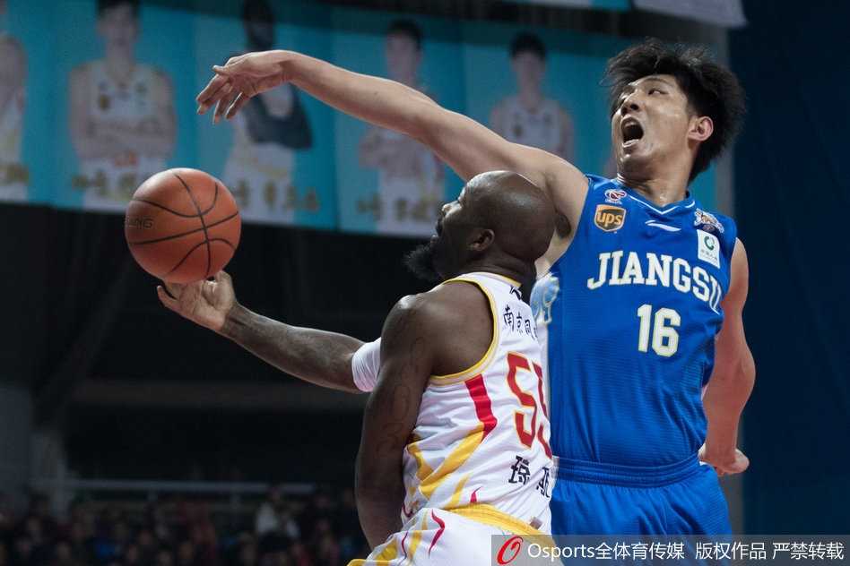 江苏肯帝亚大外援米罗斯拉夫·拉杜利察在篮下展现万钧之力，用厚实的身躯卡住位置，双手紧握篮球，霸气十足。