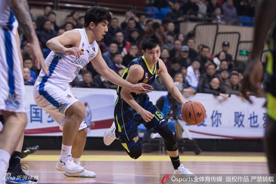 江苏肯帝亚队的外援拉杜利察在广东队易建联的严防死守下依然强硬地上篮得分，两人肌肉碰撞的激烈程度仿佛能透过屏幕感受到，展现了顶级内线的对决