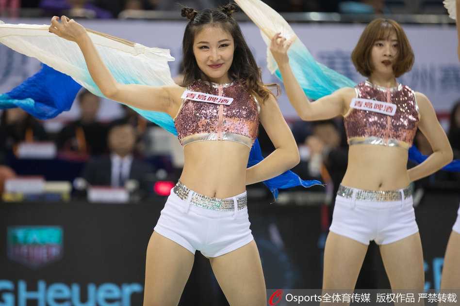 江苏肯帝亚篮球宝贝们手持粉色羽扇，在赛场中央整齐列队，她们面带灿烂笑容，动感的舞姿瞬间点燃了全场球迷的热情。