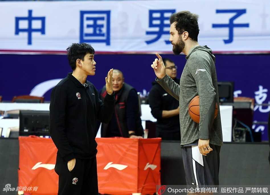 在进行拉伸放松时，吴冠希表情轻松，健硕的肌肉线条在阳光下清晰可见，彰显着职业运动员的身体素质。