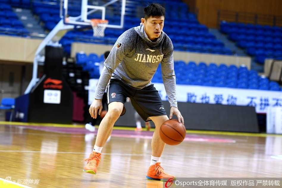 训练间隙，吴冠希与队友认真沟通战术，身高臂长的他在人群中格外显眼，展现出良好的团队协作精神。