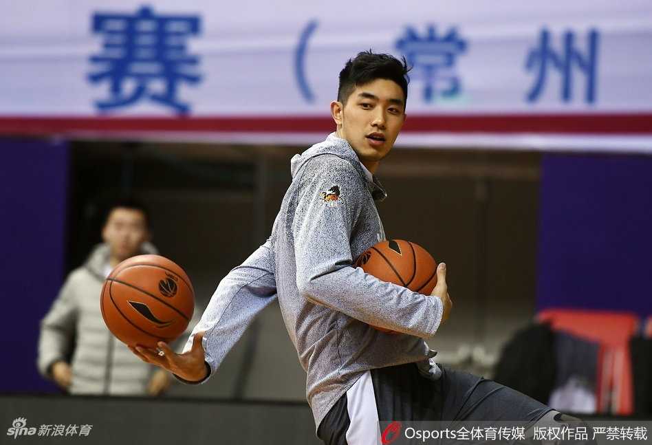 吴冠希进行核心力量训练，每一个动作都标准到位，汗水顺着脸颊滑落，展现出硬汉的坚韧与自律。