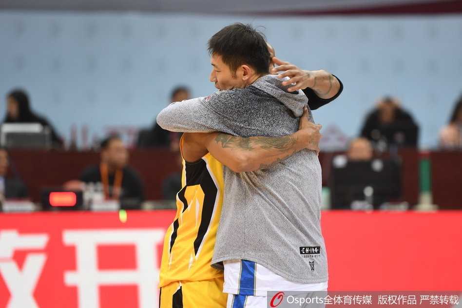 江苏队内线外援拉杜利察面对北控队员的贴身防守，用强壮的身体卡住位置，奋力摘下前场篮板。