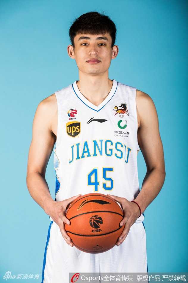 李原宇与柳伟在内线卡位肉搏中相视而笑，训练场上的汗水与竞争，将转化为常规赛赛场上捍卫江苏内线的钢铁长城。