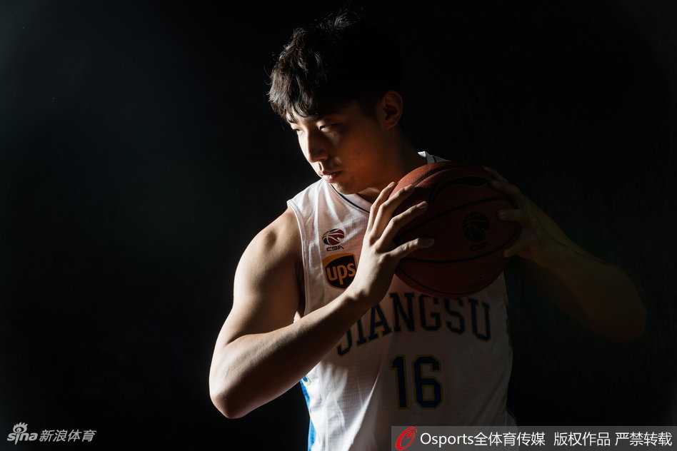 最后这张全景图中，所有宝贝簇拥着唯一的“国王”布鲁克斯，野兽与美女的童话在篮球世界中被完美复刻，温馨而富有力量。