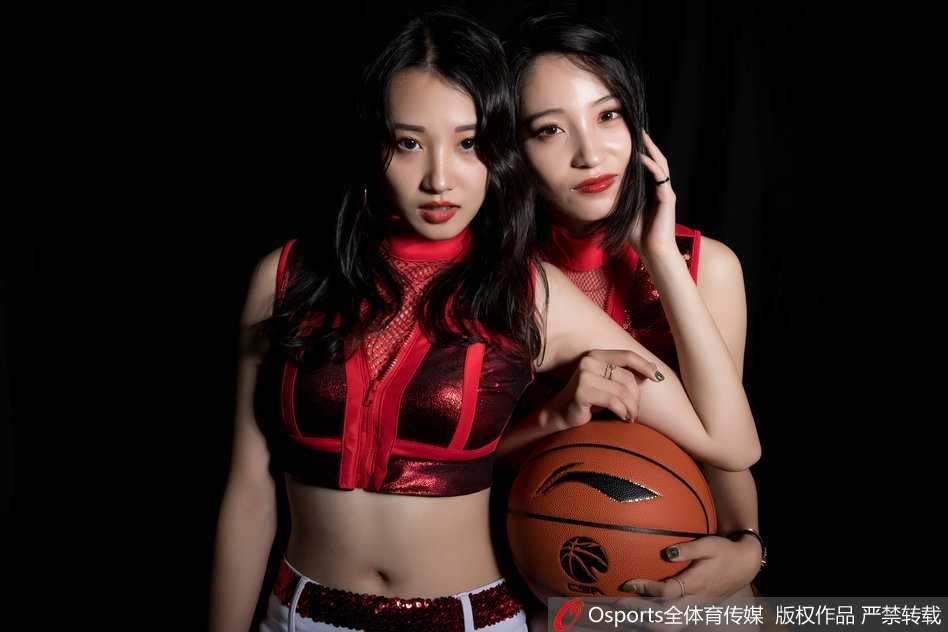 江苏肯帝亚篮球宝贝暗夜魅影 诠释力与美的绽放 江苏肯帝亚宝贝身着一袭黑色亮片舞衣,在昏暗的聚光灯下回眸,眼神中透出坚定与神秘的魅力,仿佛暗夜中的闪耀星辰