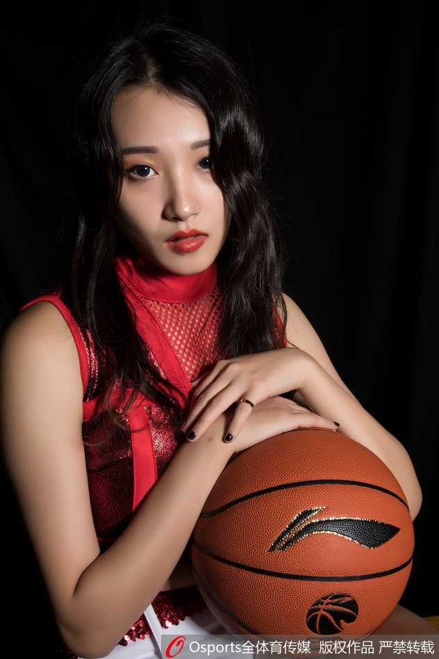 江苏肯帝亚篮球宝贝暗夜魅影 诠释力与美的绽放 一名宝贝手持篮球道具,身体后仰形成优美的弧线,黑色的流苏随着动作飘动,将竞技体育的力量与女性的柔美曲线完美融合