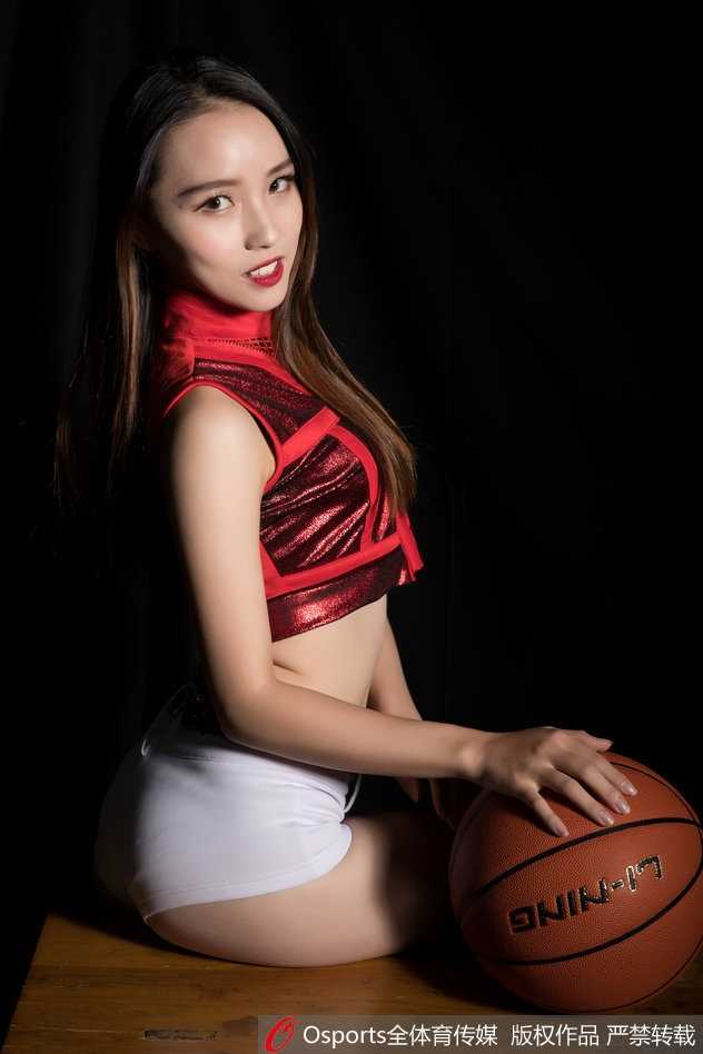 江苏肯帝亚篮球宝贝暗夜魅影 诠释力与美的绽放 两名宝贝背对背倚靠,修身的黑色战袍勾勒出健美曲线,她们的神情冷艳,如同赛场上的女武神,静待战斗号角