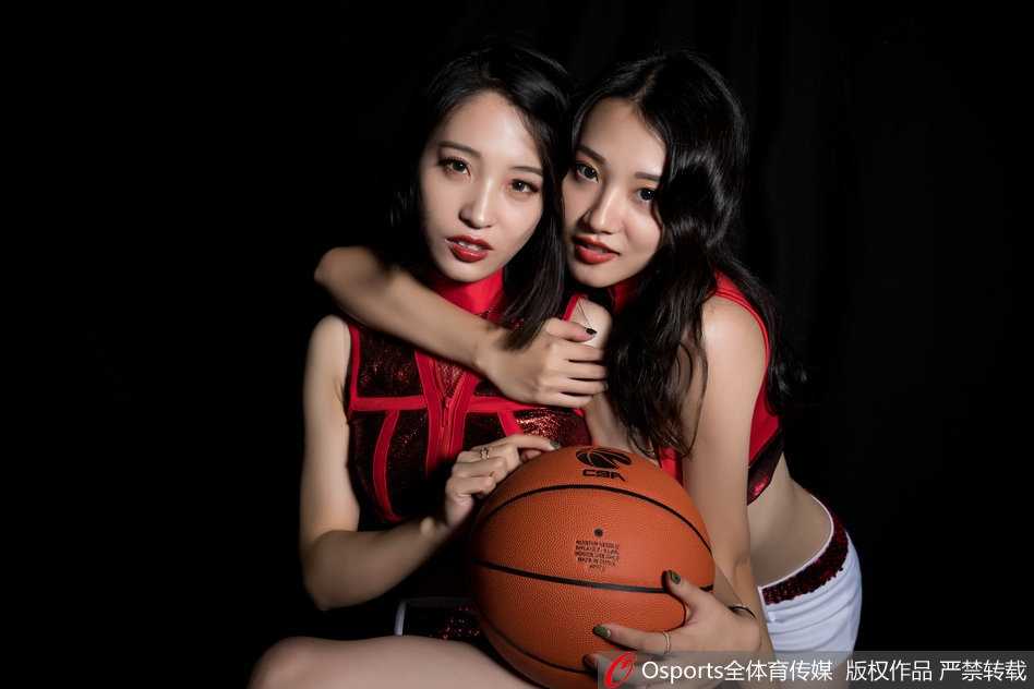 江苏肯帝亚篮球宝贝暗夜魅影 诠释力与美的绽放 镜头特写捕捉到宝贝的侧颜与精致的锁骨线条,黑色的羽毛头饰与朦胧的背景灯光交织,营造出一种既柔美又充满张力的舞台剧氛围