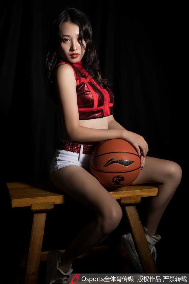 江苏肯帝亚篮球宝贝暗夜魅影 诠释力与美的绽放 在冷色调的光影中,宝贝们整齐排列,高抬腿的动作定格,展现出啦啦队员扎实的舞蹈功底和充满力量感的身体线条