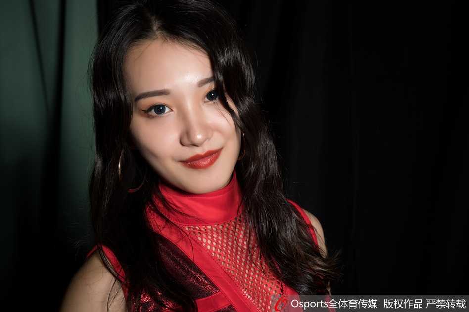 江苏肯帝亚篮球宝贝暗夜魅影 诠释力与美的绽放 群像写真中,宝贝们以性感而自信的姿态出镜,身后的光影斑驳,她们如同从黑夜中走来的精灵,准备在即将到来的赛季中点燃全场激情