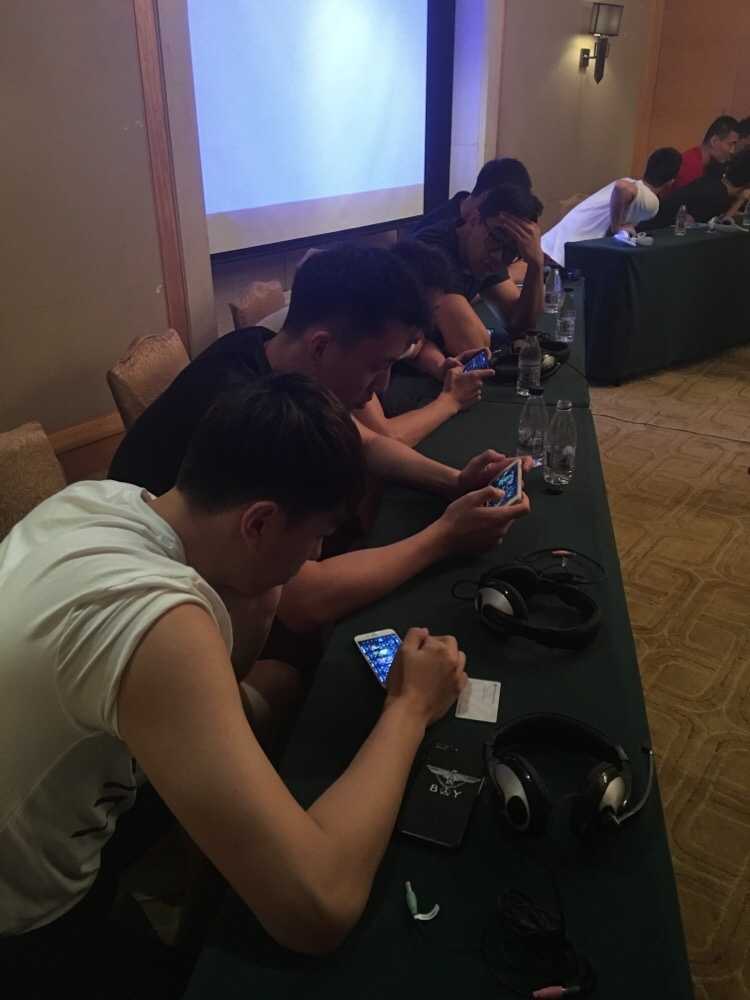 英雄王昭君在雪地中优雅施法,寒冰之力席卷峡谷,她的每一次精准预判都如同篮球场上的一记三分远投,瞬间改变战场局势,掌控全场节奏。