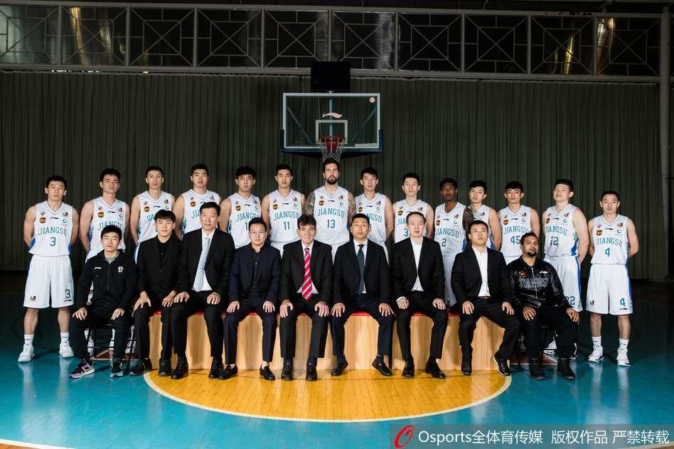 拉杜利察与队友们围在一起鼓劲，这位塞尔维亚中锋不仅能用传球串联全队，更是更衣室里凝聚人心的温暖力量，每有队友倒地他总会第一个上前拉起。