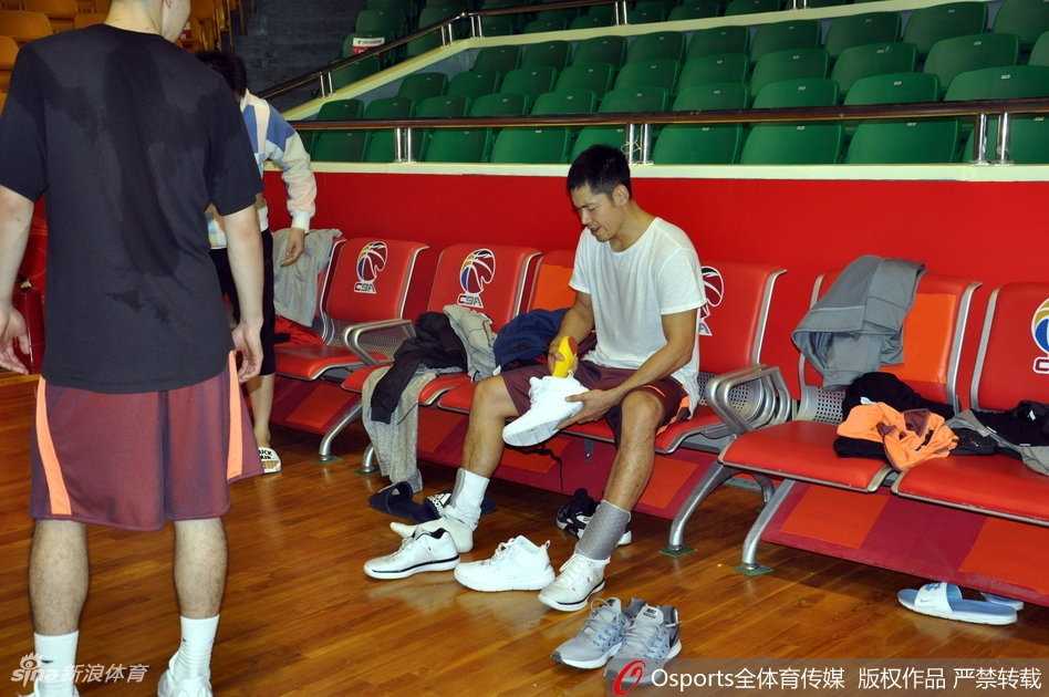 沂蒙战鼓擂响,山东高速男篮蓄力新赛季主场首秀 主教练邱彪在训练间隙为球员耐心讲解战术,手势坚定,神情严肃,队员们围成一圈认真聆听,团队凝聚力十足。