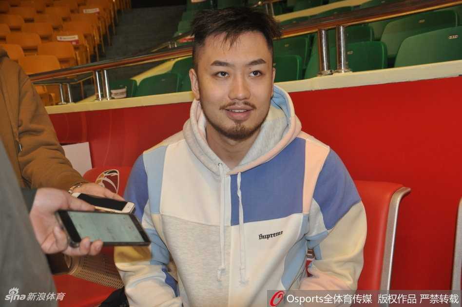 全队球员在训练结束后围成一圈，手叠在一起高声呐喊加油，团结一心的气势仿佛能冲破一切阻碍，向着新赛季的目标发起冲锋。