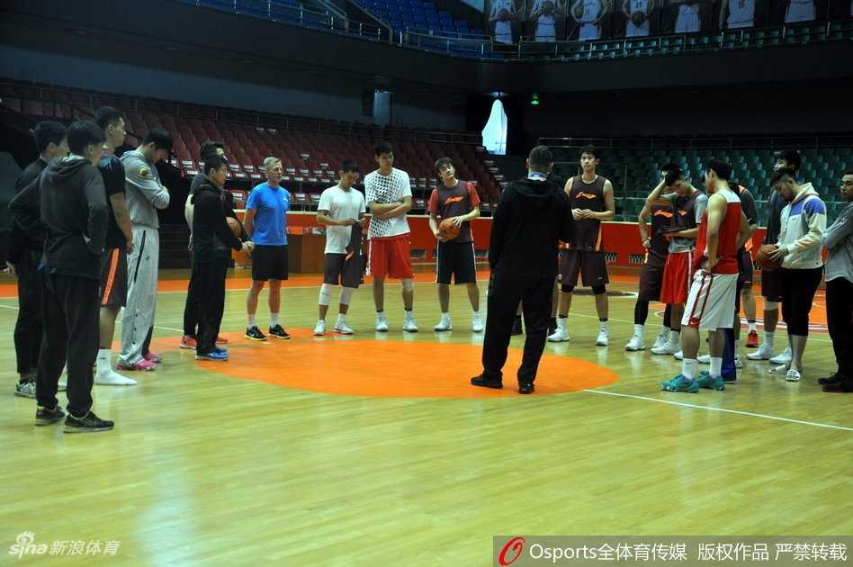 沂蒙战鼓擂响,山东高速男篮蓄力新赛季主场首秀 大外援克里斯在篮下卡位要球,肌肉线条分明,眼神中透露出一股势在必得的霸气,准备在内线翻江倒海。