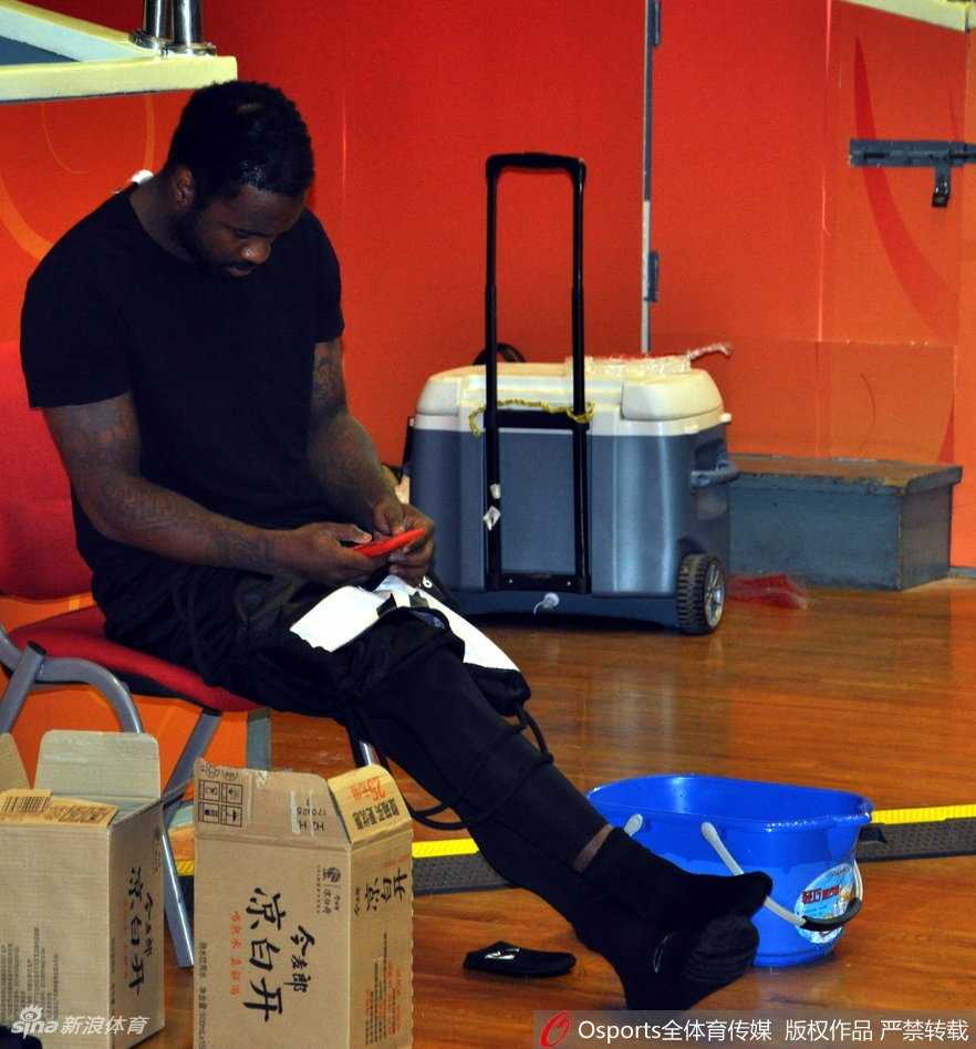 沂蒙战鼓擂响,山东高速男篮蓄力新赛季主场首秀 老将陶汉林在内线顶防对手,虽然面对包夹依然毫不畏惧,奋力跃起争抢篮板,展现了山东男篮不屈的强硬传统。