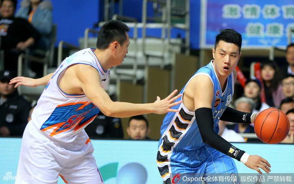 罗汉琛像一条泥鳅一样滑入北京队腹地，在三人围堵下高抛打板，这灵性一击让上海队替补席瞬间沸腾。