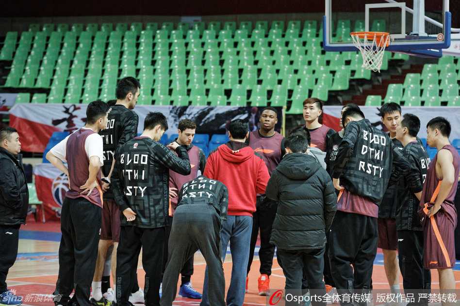 亚布塞莱在训练中持球进攻，他强壮的身体和灵活的步伐让他在内线予取予求，如同禁区里的一头猛兽。