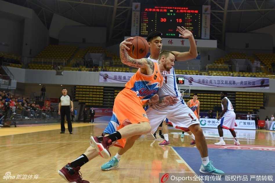 比赛结束后，上海男篮球员们紧紧围聚在一起，高举手臂欢呼胜利，他们的笑容与汗水交织，定格在这激动人心的逆转时刻。