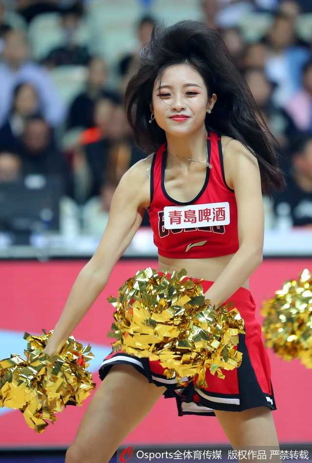 伴随着动感的节奏，篮球宝贝们扎着利落的马尾，身着亮片装饰的队服，在赛场中央腾空跃起，每一个动作都充满了力量与美感，瞬间点燃了全场观众的激情。