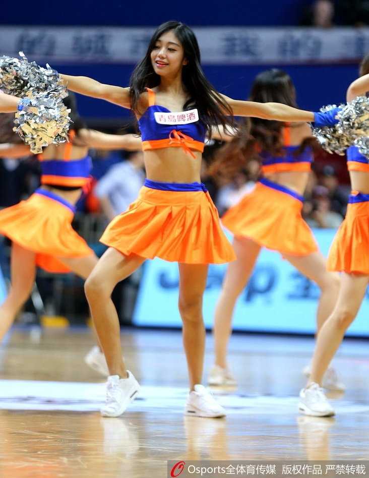 在比赛暂停的间隙，宝贝们迅速变换队形，她们背对背站立，随着鼓点的加快，突然转身甩头，长发在空中飞扬，青春活力的气息扑面而来，让紧张的赛场瞬间变成了欢腾的派对。