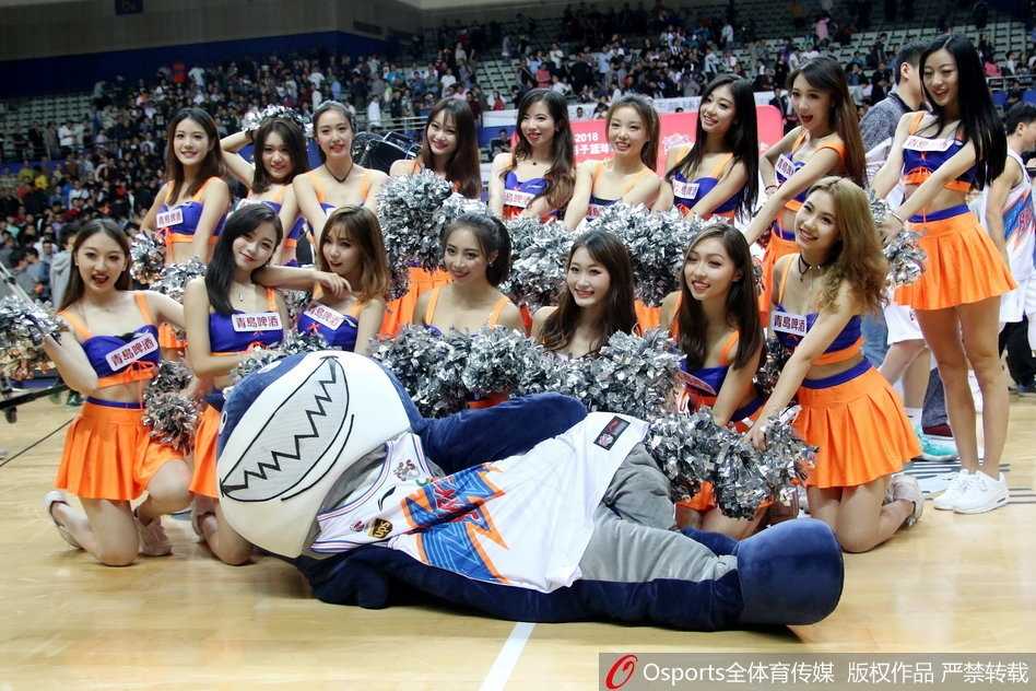 表演结束后，几位宝贝在球员通道入口合影留念，她们穿着帅气的白色外套，对着镜头做出俏皮的手势，汗水还挂在脸颊上，但眼神中闪烁着对这份舞台的无限热爱与眷恋。