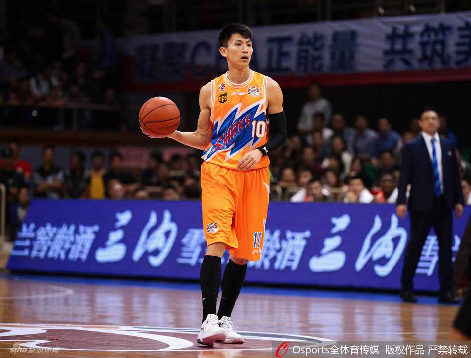 上海队外援亚布塞莱抢下篮板后，迈开大步运球快速推进至前场，动作协调且充满力量感。