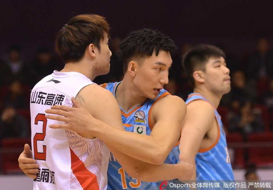 劳森与莫泰尤纳斯击掌相庆，双外援的默契配合是山东高速撕裂新疆防线的关键。