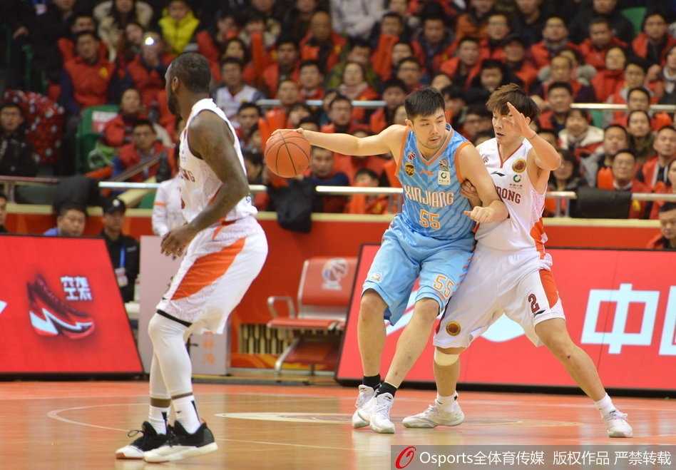 陶汉林化身内线巨无霸，在新疆队员头顶强硬摘下前场篮板，霸气尽显。