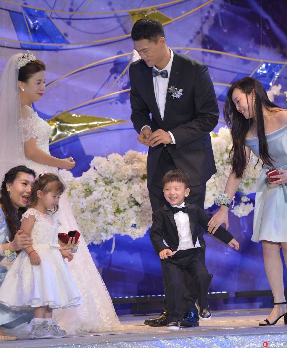 婚礼晚宴上，吴轲与爱妻共同举杯，向到场来宾致意，身后是巨大的水晶灯，杯中晶莹的酒液映照出两人对未来生活的美好憧憬。