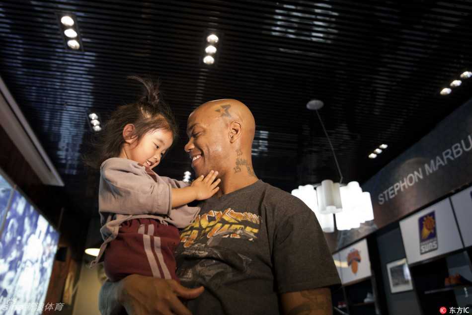 泪别京城心难舍 马布里博物馆深情话未来 马布里在博物馆内参观自己的个人展区,这里不仅陈列着CBA的奖杯,更有他在NBA时期的珍贵记忆,连接着他的过去与现在。