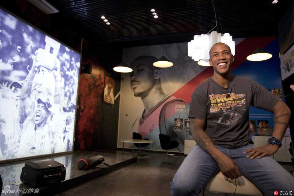 泪别京城心难舍 马布里博物馆深情话未来 采访现场气氛热烈,马布里开怀大笑,他的笑容极具感染力,仿佛暂时驱散了离别的阴霾,让人们看到了那个永远乐观的“马政委”。