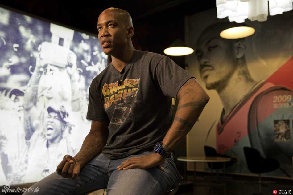 泪别京城心难舍 马布里博物馆深情话未来 面对镜头和球迷,即将离别的马布里情绪有些激动,眼眶泛红,一旁的球迷则报以温暖的笑容,仿佛在安慰这位不愿离开的北京孩子。